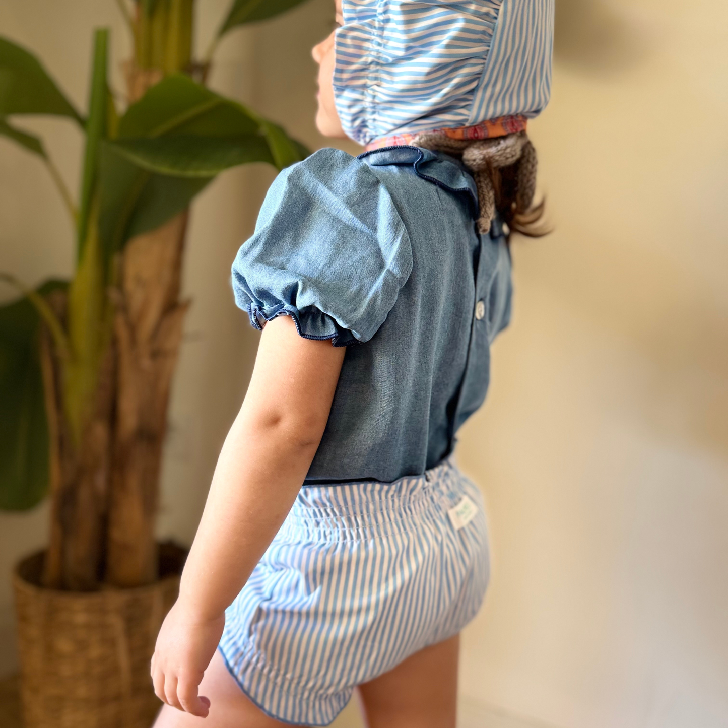 PRE-ORDER Dalia sett med denimbluse, og vendbar kyse og shorts